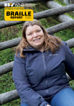 Cover der aktuellen Braille Report Ausgabe. Am Cover ist eine Frau mit blauer Jacke abgebildet. Sie sitzt lachend vor mehreren Holzbalken eines Spielplatz-Klettergerüsts.